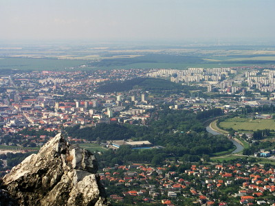Panoramo de Nitra vidata de la monto Zobor